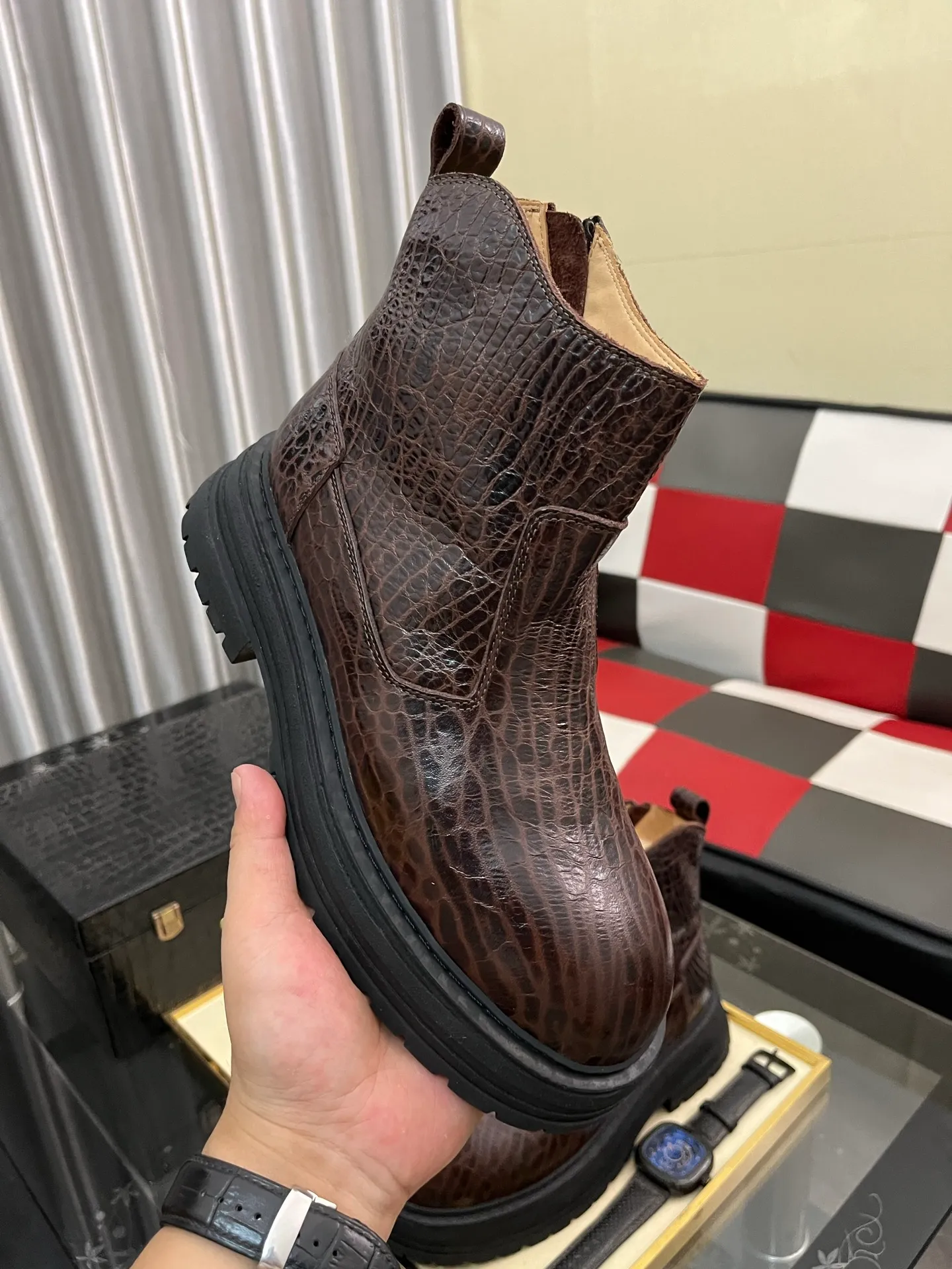 Ex-factory price: 680⌚️⌚️Thick wool imported from Australia Brand: UGG genuine purchasing agent Size: 39-44 (45 customized) Grade: Official website 1:1 Material: First layer of genuine leather waterproof and antifreeze upper Real wool lining Original non-slip and wear-resistant outsole Style category: Men's casual shoes Trendy style Comfortable on the feet Color: Official website color synchronization